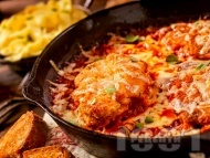 Рецепта Кето пилешки гърди с пармезанова коричка, моцарела и доматен сос